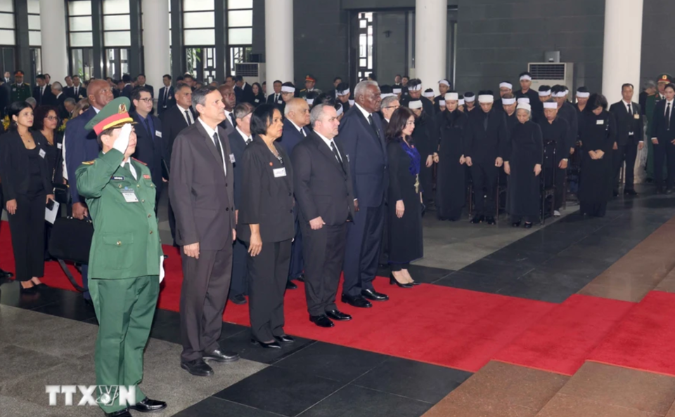 Đo&agrave;n Cộng h&ograve;a Cuba do đồng ch&iacute; Esteban Lazo Hern&aacute;ndez, Ủy vi&ecirc;n Bộ Ch&iacute;nh trị, Chủ tịch Quốc hội Ch&iacute;nh quyền Nh&acirc;n d&acirc;n Cuba l&agrave;m Trưởng đo&agrave;n, viếng Tổng B&iacute; thư Nguyễn Ph&uacute; Trọng. Ảnh: TTXVN