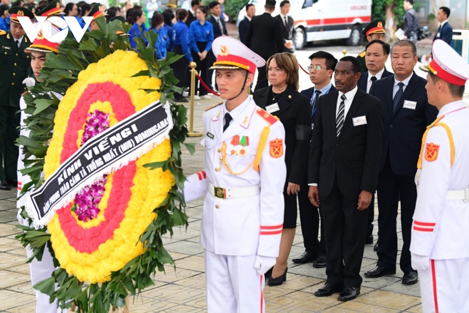 Đo&agrave;n Đảng phong tr&agrave;o c&aacute;nh tả thống nhất Dominica v&agrave;o viếng Tổng B&iacute; thư Nguyễn Ph&uacute; Trọng. Ảnh: VOV