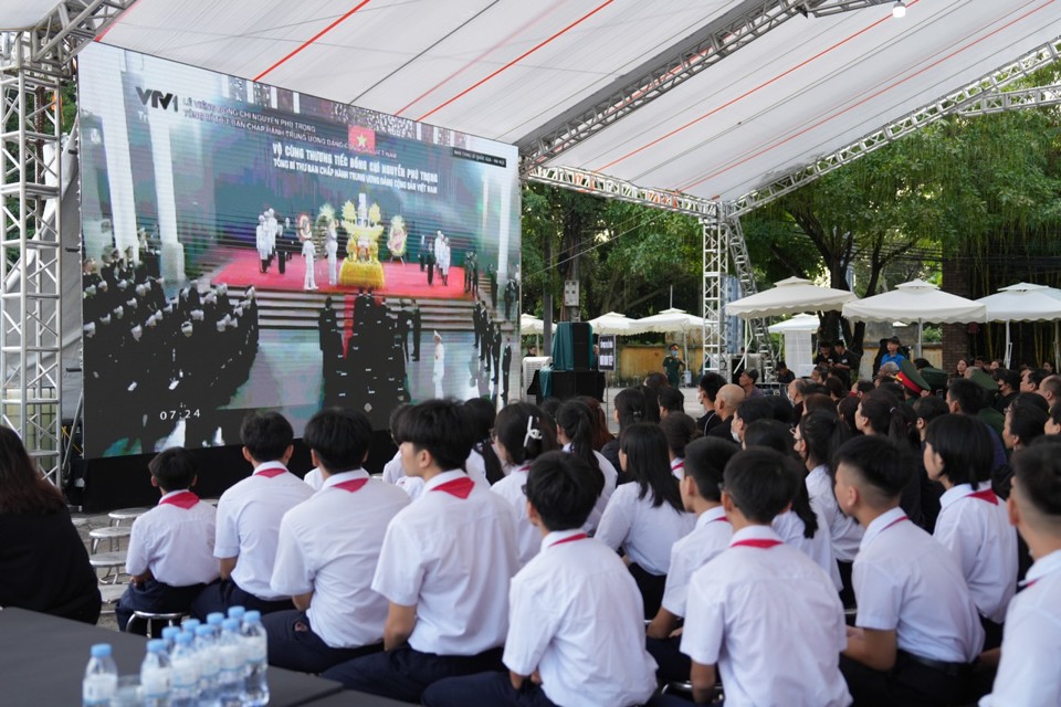 Lãnh đạo TP Hà Nội và người dân viếng Tổng Bí thư Nguyễn Phú Trọng tại quê nhà - Ảnh 11