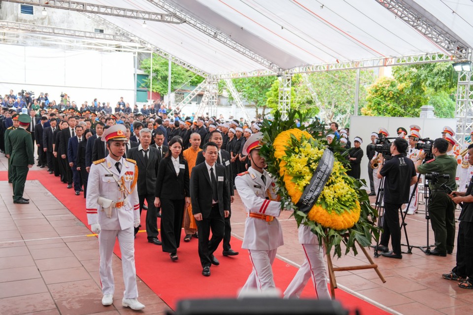 Ban tổ chức đ&atilde; chuẩn bị v&ograve;ng hoa lu&acirc;n chuyển; c&aacute;c đo&agrave;n đến viếng chủ động in băng đen để gắn l&ecirc;n v&ograve;ng hoa viếng. &nbsp;