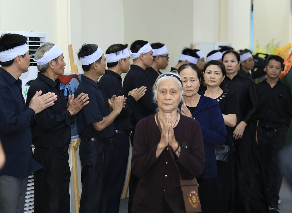 Lãnh đạo TP Hà Nội và người dân viếng Tổng Bí thư Nguyễn Phú Trọng tại quê nhà - Ảnh 9