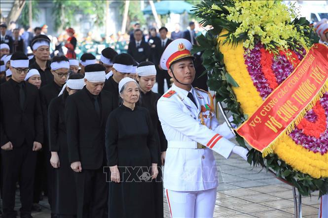 Đo&agrave;n gia đ&igrave;nh v&agrave; d&ograve;ng họ gồm vợ c&ugrave;ng c&aacute;c con, ch&aacute;u, chắt chuẩn bị v&agrave;o viếng Tổng B&iacute; thư Nguyễn Ph&uacute; Trọng. Ảnh: TTXVN