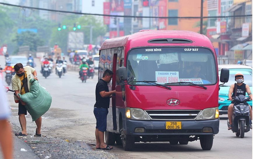 Xe kh&aacute;ch trả h&agrave;ng tr&ecirc;n đường.