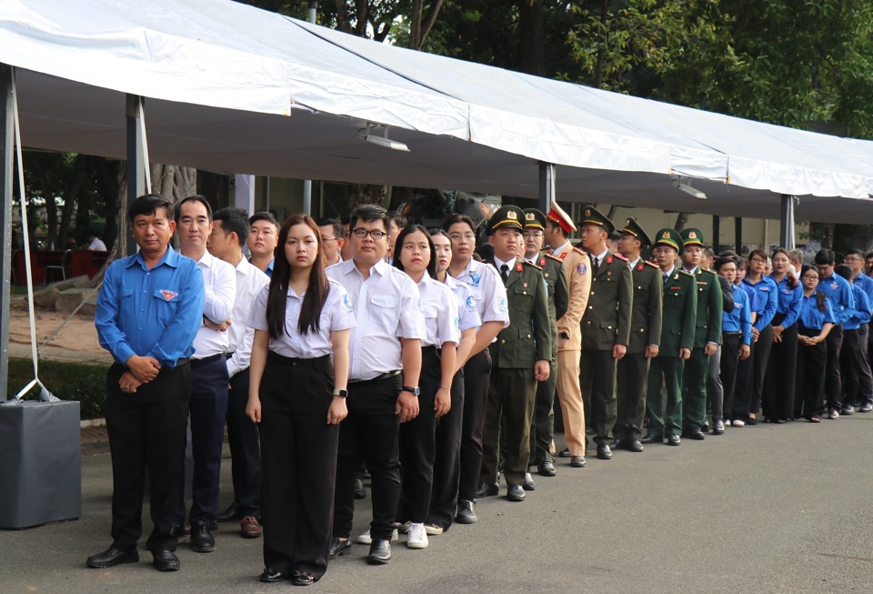 Đại diện c&aacute;c cơ quan đo&agrave;n thể v&agrave;o viếng Tổng B&iacute; thư Nguyễn Ph&uacute; Trọng tại Hội trường Thống Nhất, Th&agrave;nh phố Hồ Ch&iacute; Minh. (Ảnh: Thu Hương/TTXVN)