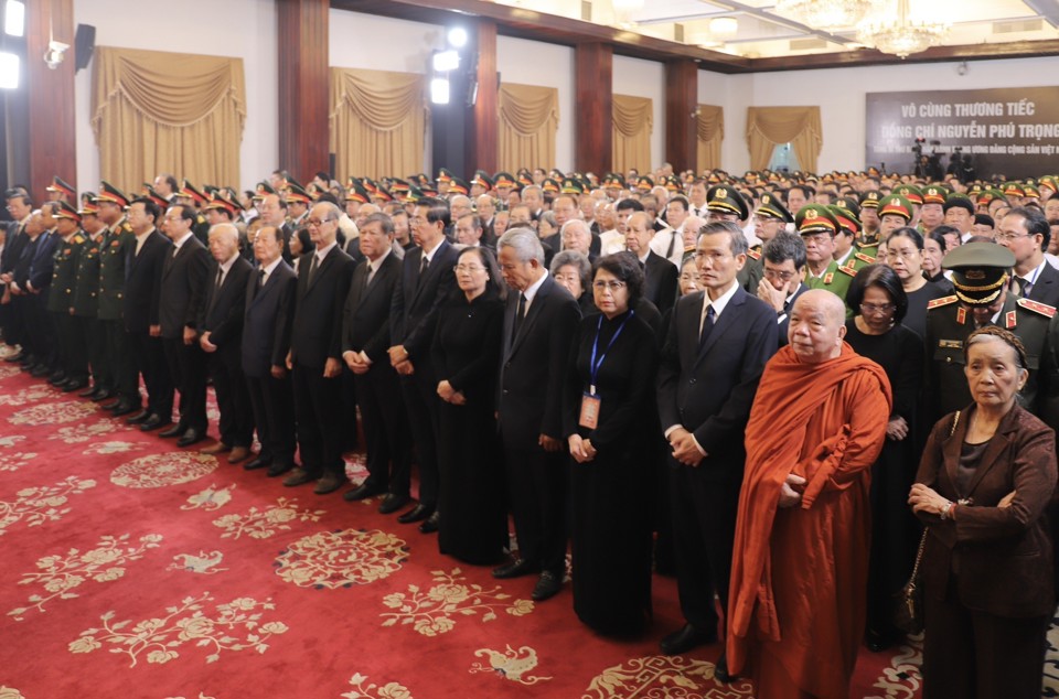 L&atilde;nh đạo Th&agrave;nh phố Hồ Ch&iacute; Minh viếng Tổng B&iacute; thư Nguyễn Ph&uacute; Trọng tại Hội trường Thống Nhất, ng&agrave;y 25/7/2024. (Ảnh: TTXVN)