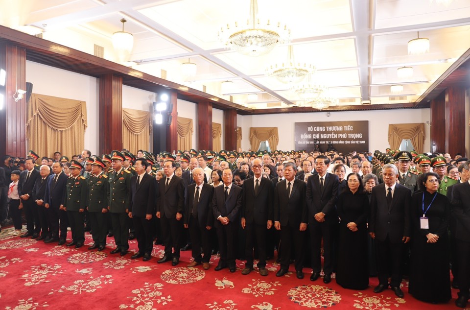 L&atilde;nh đạo Th&agrave;nh phố Hồ Ch&iacute; Minh viếng Tổng B&iacute; thư Nguyễn Ph&uacute; Trọng tại Hội trường Thống Nhất, ng&agrave;y 25/7/2024. (Ảnh: TTXVN)