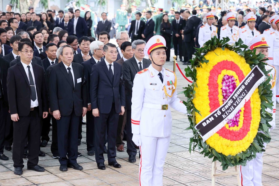 Đo&agrave;n Ban Tổ chức Trung ương do đồng ch&iacute; L&ecirc; Minh Hưng, Ủy vi&ecirc;n Bộ Ch&iacute;nh trị, B&iacute; thư Trung ương Đảng, Trưởng Ban Tổ chức Trung ương l&agrave;m Trưởng đo&agrave;n, viếng Tổng B&iacute; thư Nguyễn Ph&uacute; Trọng. (Ảnh: TTXVN)