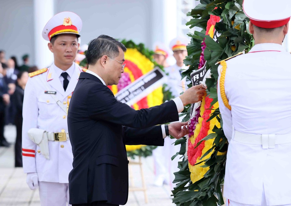 Đo&agrave;n Ban Tổ chức Trung ương do đồng ch&iacute; L&ecirc; Minh Hưng, Ủy vi&ecirc;n Bộ Ch&iacute;nh trị, B&iacute; thư Trung ương Đảng, Trưởng Ban Tổ chức Trung ương l&agrave;m Trưởng đo&agrave;n, viếng Tổng B&iacute; thư Nguyễn Ph&uacute; Trọng. (Ảnh: TTXVN)