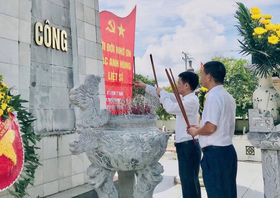 Trước đ&oacute;, Đo&agrave;n l&atilde;nh đạo huyện S&oacute;c Sơn cũng đ&atilde; tổ chức d&acirc;ng hương, d&acirc;ng hoa tại nghĩa trang liệt sỹ x&atilde; Ti&ecirc;n Dược.