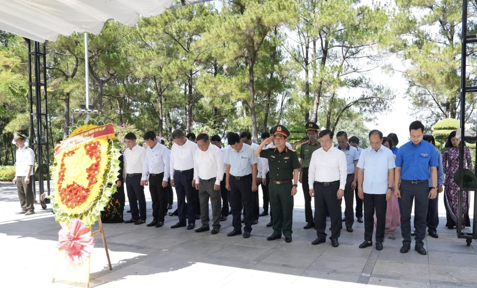 Ph&oacute; B&iacute; thư Th&agrave;nh ủy Nguyễn Văn Phong v&agrave; Đo&agrave;n đại biểu TP H&agrave; Nội tưởng niệm c&aacute;c anh h&ugrave;ng liệt sĩ tại Nghĩa trang Liệt sĩ quốc gia Trường Sơn. Ảnh: Hồng Th&aacute;i