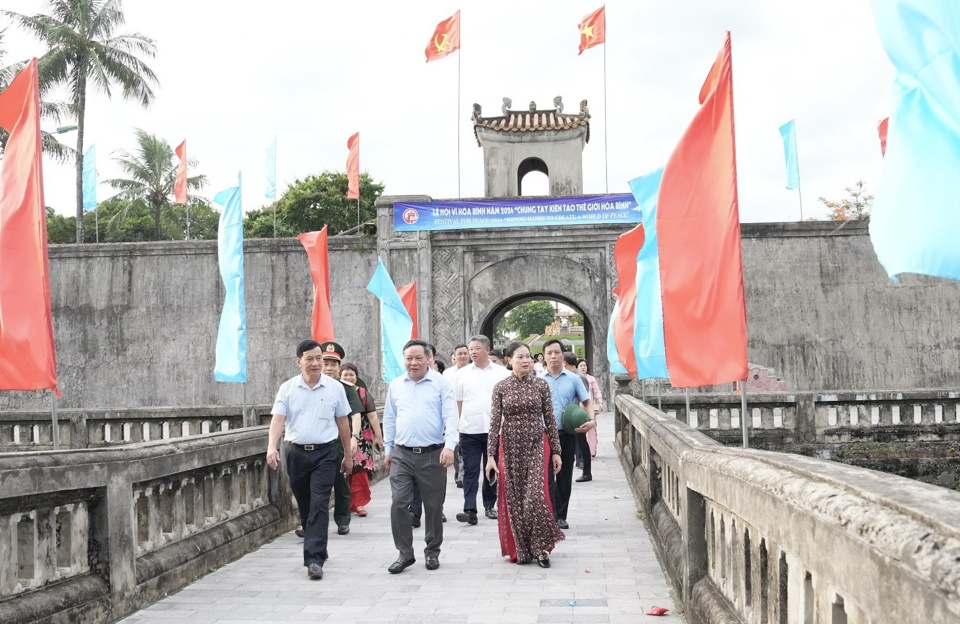 Đo&agrave;n đại biểu TP H&agrave; Nội do Ph&oacute; B&iacute; thư Th&agrave;nh ủy Nguyễn Văn Phong dẫn đầu thực hiện h&agrave;nh tr&igrave;nh về nguồn đến c&aacute;c địa chỉ đỏ, tưởng nhớ, d&acirc;ng hương v&agrave; tri &acirc;n c&aacute;c anh h&ugrave;ng liệt sĩ tại mảnh đất thi&ecirc;ng Quảng Trị. Ảnh Hồng Th&aacute;i