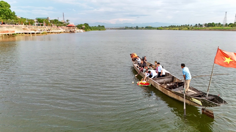 Đo&agrave;n đại biểu TP H&agrave; Nội thả hoa tr&ecirc;n s&ocirc;ng Thạch H&atilde;n tưởng nhớ c&aacute;c anh h&ugrave;ng liệt sĩ. Ảnh: Hồng Th&aacute;i