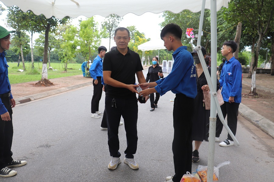 "C&aacute; nh&acirc;n t&ocirc;i lu&ocirc;n ngưỡng mộ Tổng B&iacute; thư Nguyễn Ph&uacute; Trọng, n&ecirc;n h&ocirc;m nay t&ocirc;i đ&atilde; về l&agrave;ng Lại Đ&agrave; để được thắp n&eacute;n nhang tỏ l&ograve;ng th&agrave;nh k&iacute;nh v&agrave; tiễn biệt b&aacute;c. T&ocirc;i vốn được sinh ra trong gia đ&igrave;nh c&oacute; truyền thống c&aacute;ch mạng, n&ecirc;n b&aacute;c l&agrave; một tấm gương đ&aacute;ng k&iacute;nh để gia đ&igrave;nh học tập. T&ocirc;i mong muốn ở nơi ch&iacute;n suối b&aacute;c sẽ ph&ugrave; hộ cho đồng b&agrave;o, cho tổ quốc được b&igrave;nh an v&agrave; đất nước ta ng&agrave;y c&agrave;ng được n&acirc;ng tầm vị thế đối với quốc tế" - anh Trương Hải Đăng (TP Bắc Ninh) chia sẻ.