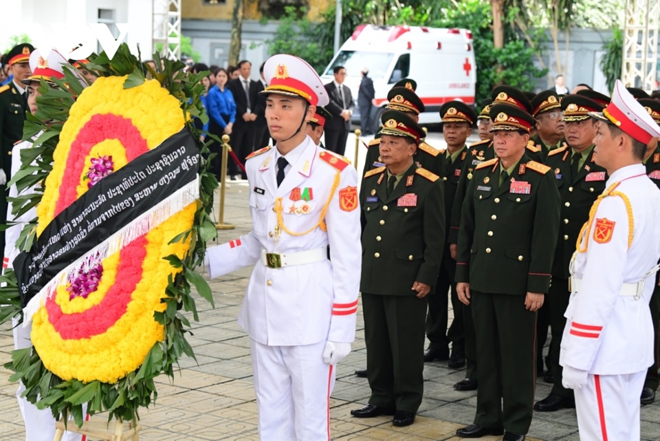 Đại tướng Chansamone Chanyalath, Ủy vi&ecirc;n Bộ Ch&iacute;nh trị Đảng Nh&acirc;n d&acirc;n C&aacute;ch mạng L&agrave;o, Ph&oacute; Thủ tướng Ch&iacute;nh phủ, Bộ trưởng Bộ Quốc ph&ograve;ng nước Cộng h&ograve;a D&acirc;n chủ nh&acirc;n d&acirc;n L&agrave;o viếng Tổng B&iacute; thư. Ảnh: VOV