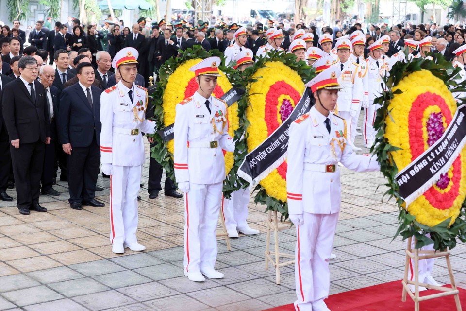 Đo&agrave;n Hội đồng L&yacute; luận Trung ương, Học vi&ecirc;n Ch&iacute;nh trị Quốc gia Hồ Ch&iacute; Minh do đồng ch&iacute; Nguyễn Xu&acirc;n Thắng, Ủy vi&ecirc;n Bộ Ch&iacute;nh trị, Chủ tịch Hội đồng L&yacute; luận Trung ương, Gi&aacute;m đốc Học vi&ecirc;n Ch&iacute;nh trị Quốc gia Hồ Ch&iacute; Minh l&agrave;m Trưởng đo&agrave;n, viếng Tổng B&iacute; thư Nguyễn Ph&uacute; Trọng. (Ảnh: TTXVN)