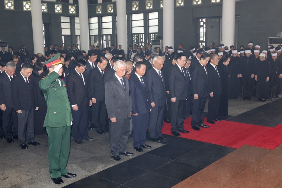 Đo&agrave;n Quốc hội do đồng ch&iacute; Trần Thanh Mẫn, Ủy vi&ecirc;n Bộ Ch&iacute;nh trị, Chủ tịch Quốc hội l&agrave;m Trưởng đo&agrave;n, k&iacute;nh viếng Tổng B&iacute; thư Nguyễn Ph&uacute; Trọng. (Ảnh: TTXVN)