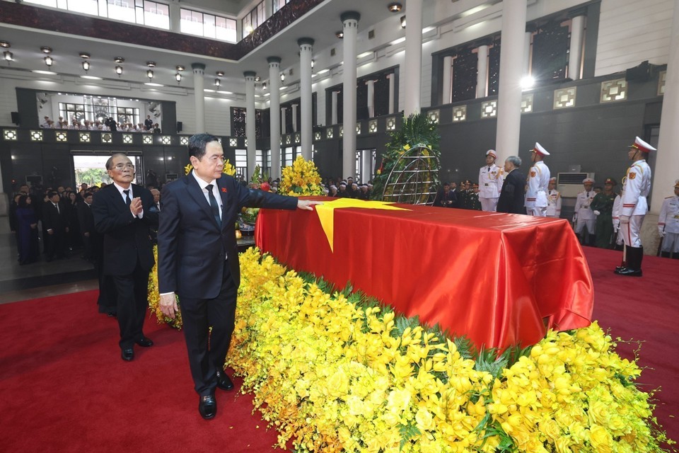 Đo&agrave;n Quốc hội do đồng ch&iacute; Trần Thanh Mẫn, Ủy vi&ecirc;n Bộ Ch&iacute;nh trị, Chủ tịch Quốc hội l&agrave;m Trưởng đo&agrave;n, k&iacute;nh viếng Tổng B&iacute; thư Nguyễn Ph&uacute; Trọng. (Ảnh: TTXVN)