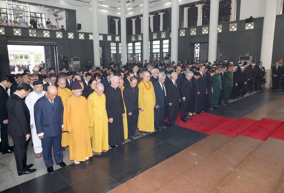 Đo&agrave;n Ủy ban Trung ương Mặt trận Tổ quốc Việt Nam, do Đồng ch&iacute; Đỗ Văn Chiến, Uỷ vi&ecirc;n Bộ Ch&iacute;nh trị, B&iacute; thư Trung ương Đảng, Chủ tịch Uỷ ban Trung ương Mặt trận Tổ quốc Việt Nam l&agrave;m Trưởng đo&agrave;n v&agrave;o k&iacute;nh viếng đồng ch&iacute; Nguyễn Ph&uacute; Trọng. (Ảnh: TTXVN)