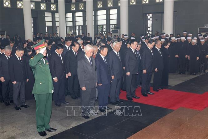 Đo&agrave;n Quốc hội do đồng ch&iacute; Trần Thanh Mẫn, Ủy vi&ecirc;n Bộ Ch&iacute;nh trị, Chủ tịch Quốc hội l&agrave;m Trưởng đo&agrave;n, k&iacute;nh viếng Tổng B&iacute; thư Nguyễn Ph&uacute; Trọng. Ảnh: TTXVN