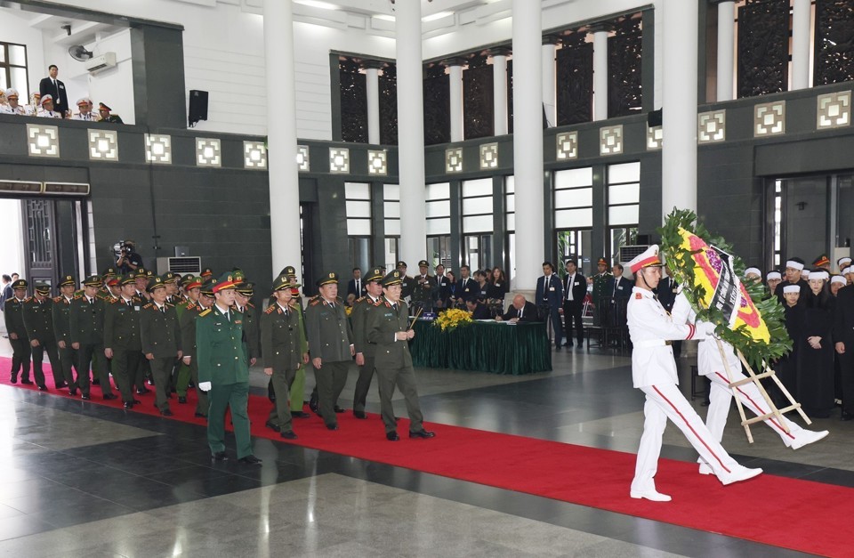 Đo&agrave;n Đảng ủy C&ocirc;ng an Trung ương, Bộ C&ocirc;ng an do Đồng ch&iacute; Thượng tướng Lương Tam Quang, Ủy vi&ecirc;n Ban Chấp h&agrave;nh Trung ương Đảng, B&iacute; thư Đảng ủy C&ocirc;ng an Trung ương, Bộ trưởng Bộ c&ocirc;ng an l&agrave;m Trưởng đo&agrave;n&nbsp;viếng Tổng B&iacute; thư Nguyễn Ph&uacute; Trọng. (Ảnh: TTXVN)