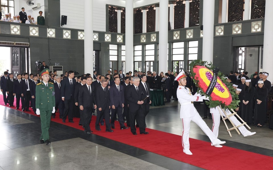 Đo&agrave;n T&ograve;a &aacute;n Nh&acirc;n d&acirc;n tối cao do đồng ch&iacute; Nguyễn H&ograve;a B&igrave;nh, Ủy vi&ecirc;n Bộ Ch&iacute;nh trị, B&iacute; thư Trung ương Đảng, Ch&aacute;nh &aacute;n T&ograve;a &aacute;n Nh&acirc;n d&acirc;n tối cao l&agrave;m Trưởng đo&agrave;n, viếng Tổng B&iacute; thư Nguyễn Ph&uacute; Trọng.&nbsp;(Ảnh: TTXVN)