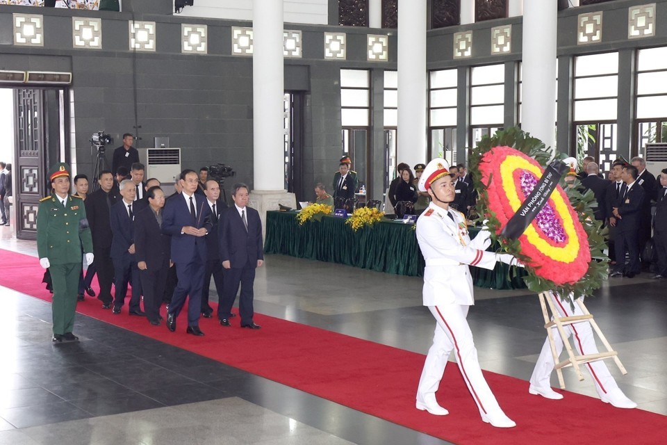 Đo&agrave;n Văn ph&ograve;ng Tổng B&iacute; thư do đồng ch&iacute; Đ&agrave;o Đức To&agrave;n, Phụ tr&aacute;ch Văn ph&ograve;ng Tổng B&iacute; thư l&agrave;m Trưởng đo&agrave;n v&agrave;o k&iacute;nh viếng đồng ch&iacute; Nguyễn Ph&uacute; Trọng.&nbsp;(Ảnh: TTXVN)