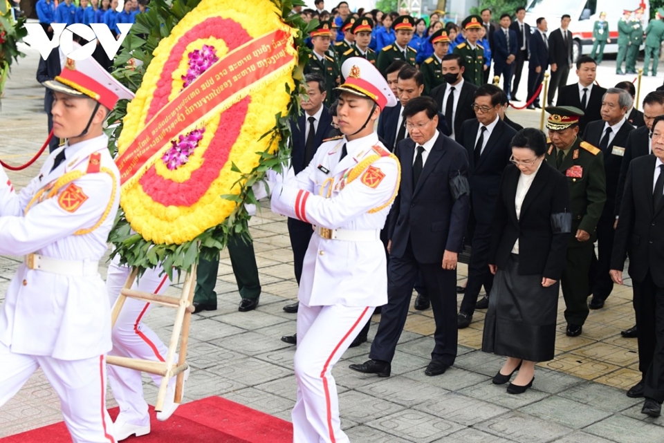 Đo&agrave;n đại biểu cấp cao của Đảng, Nh&agrave; nước L&agrave;o do Tổng B&iacute; thư Đảng Nh&acirc;n d&acirc;n C&aacute;ch mạng L&agrave;o, Chủ tịch nước Cộng h&ograve;a D&acirc;n chủ Nh&acirc;n d&acirc;n L&agrave;o Thongloun Sisoulith dẫn đầu v&agrave;o viếng Tổng B&iacute; thư Nguyễn Ph&uacute; Trọng.&nbsp;Nước CHDCND L&agrave;o cũng tổ chức Quốc tang trong thời gian từ ng&agrave;y 25 đến 26/7/2024, treo cờ rủ v&agrave; hạn chế mọi hoạt động vui chơi giải tr&iacute;. Ảnh: VOV