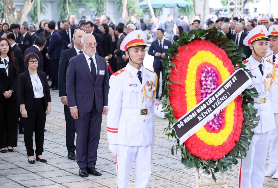 Đo&agrave;n Li&ecirc;n bang Thuỵ Sĩ do Quốc vụ khanh Phụ tr&aacute;ch Ngoại giao (Bộ Ngoại giao) Alexandre Fasel l&agrave;m Trưởng đo&agrave;n, viếng Tổng B&iacute; thư Nguyễn Ph&uacute; Trọng.&nbsp;(Ảnh: TTXVN)