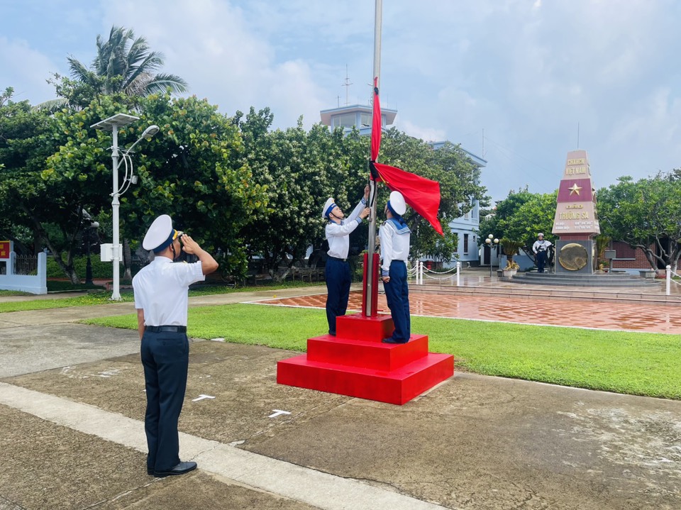 C&aacute;n bộ, chiến sĩ đảo Trường Sa l&agrave;m lễ treo cờ rủ Quốc tang Tổng B&iacute; thư Nguyễn Ph&uacute; Trọng. Ảnh: Đảo Trường Sa cung cấp