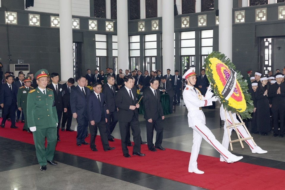 Đo&agrave;n Ban Chỉ đạo Trung ương về ph&ograve;ng, chống tham nhũng, ti&ecirc;u cực do đồng ch&iacute; Lương Cường, Uỷ vi&ecirc;n Bộ Ch&iacute;nh trị, Thường trực Ban B&iacute; thư, Ph&oacute; Trưởng Ban Chỉ đạo Trung ương về ph&ograve;ng, chống tham nhũng, ti&ecirc;u cực l&agrave;m Trưởng đo&agrave;n v&agrave;o k&iacute;nh viếng đồng ch&iacute; Nguyễn Ph&uacute; Trọng. (Ảnh: TTXVN)