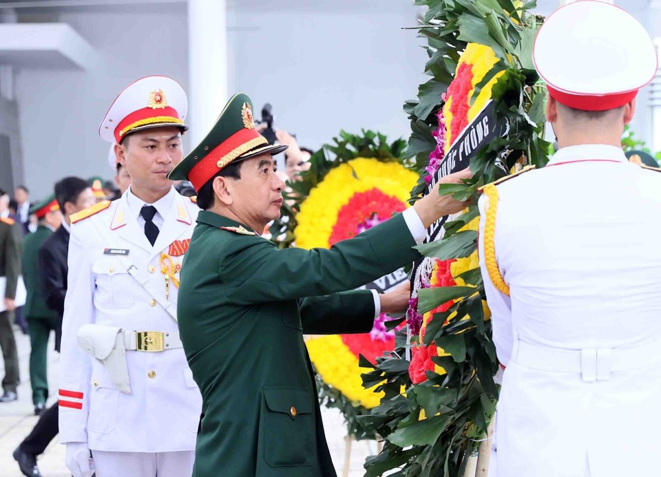 Đo&agrave;n Qu&acirc;n ủy Trung ương, Bộ Quốc ph&ograve;ng do Đồng ch&iacute; Đại tướng Phan Văn Giang, Ủy vi&ecirc;n Bộ Ch&iacute;nh trị, Ph&oacute; B&iacute; thư Qu&acirc;n ủy Trung ương, Bộ trưởng Bộ Quốc Ph&ograve;ng l&agrave;m Trưởng đo&agrave;n, v&agrave;o k&iacute;nh viếng đồng ch&iacute; Nguyễn Ph&uacute; Trọng. (Ảnh: TTXVN).