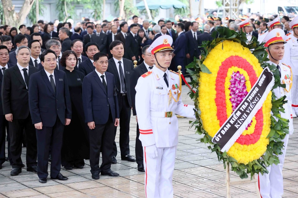 Đo&agrave;n Ủy ban Kiểm tra Trung ương do Đồng ch&iacute; Trần Cẩm T&uacute;, Ủy vi&ecirc;n Bộ ch&iacute;nh trị, Chủ nhiệm Ủy ban Kiểm tra Trung ương l&agrave;m Trưởng đo&agrave;n&nbsp;viếng Tổng B&iacute; thư Nguyễn Ph&uacute; Trọng. (Ảnh: TTXVN)