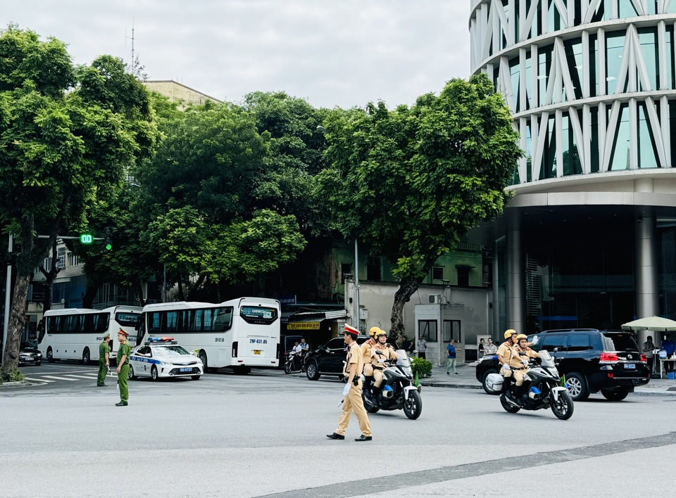 Lực lượng cảnh s&aacute;t giao th&ocirc;ng l&agrave;m nhiệm vụ ph&acirc;n luồng&nbsp;tại ng&atilde; tư L&ecirc; Th&aacute;nh T&ocirc;ng &ndash; Trần Hưng Đạo gần khu vực trước Nh&agrave; tang lễ Quốc gia số 5 phố Trần Th&aacute;nh T&ocirc;ng, H&agrave; Nội.