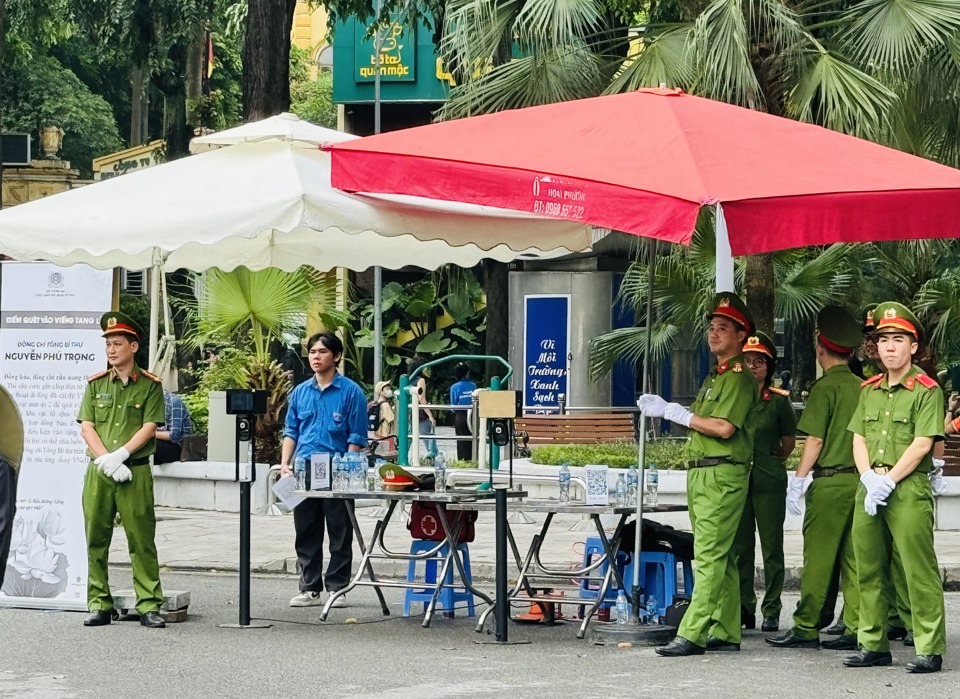 Khu vực hướng dẫn người d&acirc;n qu&eacute;t m&atilde; QR tr&ecirc;n CCCD để v&agrave;o viếng Tổng B&iacute; thư Nguyễn Ph&uacute; Trọng