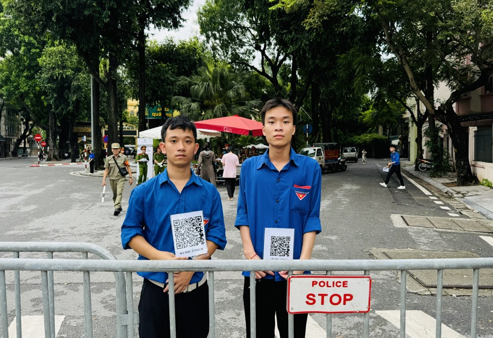 Thanh ni&ecirc;n t&igrave;nh nguyện An Quang Anh (đầu ti&ecirc;n b&ecirc;n tr&aacute;i) tham gia hỗ trợ tại khu vực gần Nh&agrave; tang lễ Quốc gia số 5 phố Trần Th&aacute;nh T&ocirc;ng.&nbsp;