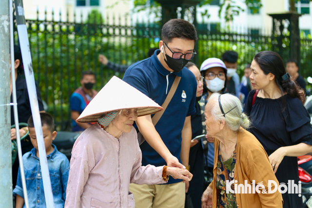 Nhiều người cao tuổi nhờ ch&aacute;u đưa tới đứng xếp h&agrave;ng tr&ecirc;n phố L&ograve; Đ&uacute;c để chờ giờ v&agrave;o viếng Tổng B&iacute; thư Nguyễn Ph&uacute; Trọng. &nbsp;