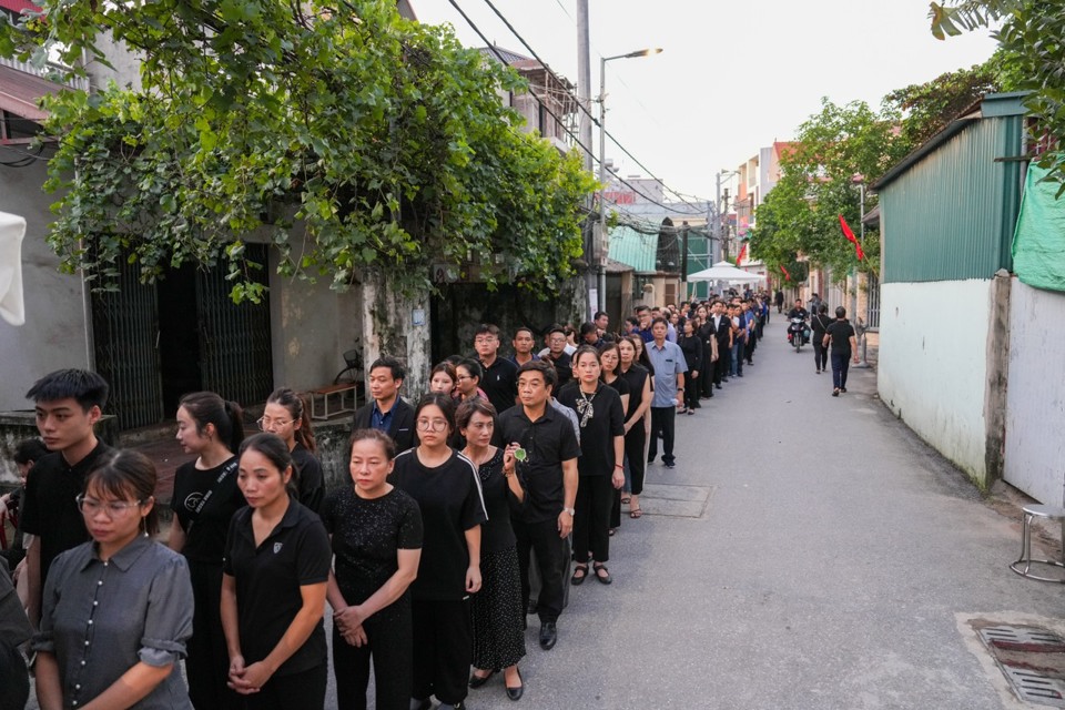 Từ 18h (ngày 25/7), người dân xếp hàng thành từng dòng vào viếng Tổng Bí thư Nguyễn Phú Trọng - Ảnh 7