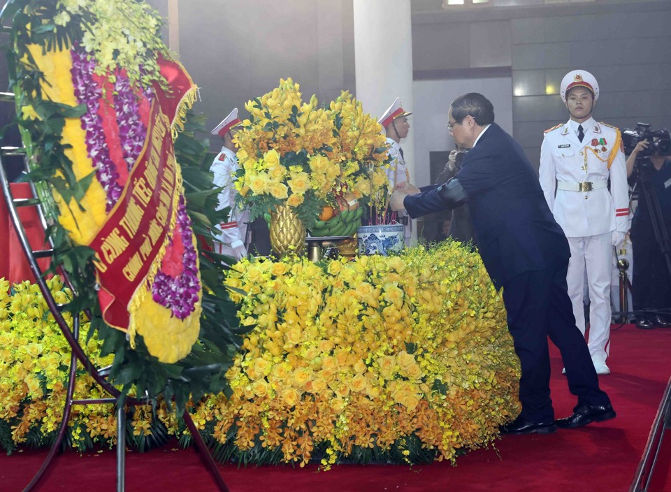 Đồng ch&iacute; Phạm Minh Ch&iacute;nh, Ủy vi&ecirc;n Bộ Ch&iacute;nh trị, Thủ tướng Ch&iacute;nh phủ thay mặt Đo&agrave;n Ch&iacute;nh phủ d&acirc;ng hương tưởng niệm trước linh cữu Tổng B&iacute; thư Nguyễn Ph&uacute; Trọng. (Ảnh: TTXVN)