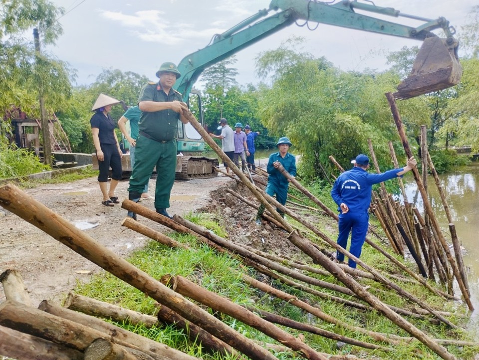 Huyện Thanh Trì: xử lý kịp thời sự cố sạt lở đê xã Đại Áng - Ảnh 1