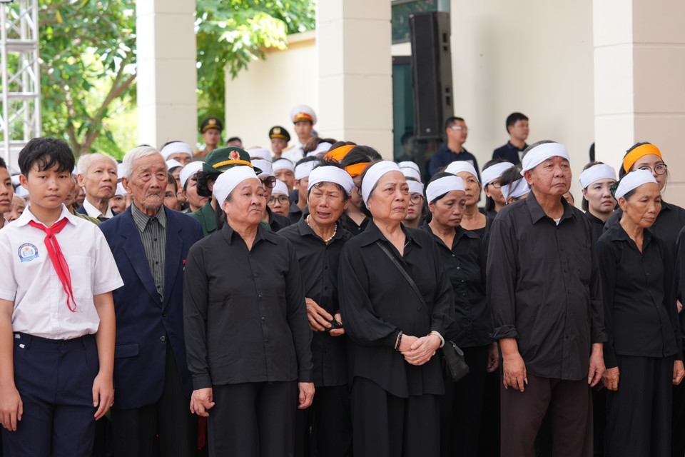 Lễ truy điệu tại th&ocirc;n Lại Đ&agrave;, huyện Đ&ocirc;ng Anh. Ảnh: Văn Trọng