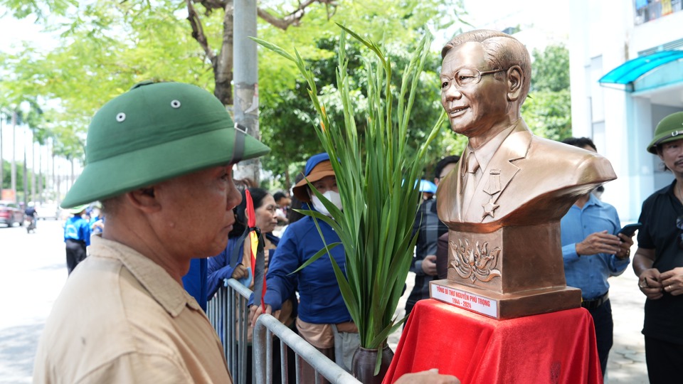 Người d&acirc;n chờ tiễn đưa Tổng B&iacute; thư Nguyễn Ph&uacute; Trọng tr&ecirc;n đường L&ecirc; Đức Thọ. Ảnh: V&acirc;n Nhi