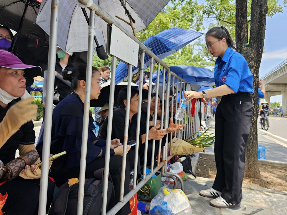 Hà Nội: "biển người" đội nắng, bật khóc tiễn biệt Tổng Bí thư Nguyễn Phú Trọng - Ảnh 11