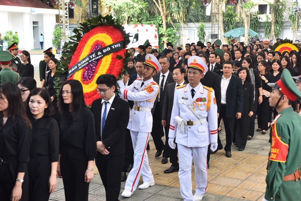 S&aacute;ng 26/7, Đo&agrave;n c&aacute;n bộ, ph&oacute;ng vi&ecirc;n, người lao động B&aacute;o Kinh tế &amp; Đ&ocirc; thị do Tổng Bi&ecirc;n tập B&aacute;o Kinh tế &amp; Đ&ocirc; thị Nguyễn Th&agrave;nh Lợi l&agrave;m Trưởng đo&agrave;n viếng Tổng B&iacute; thư Nguyễn Ph&uacute; Trọng tại Nh&agrave; tang lễ Quốc gia số 5 Trần Th&aacute;nh T&ocirc;ng. Ảnh: Ngọc T&uacute;