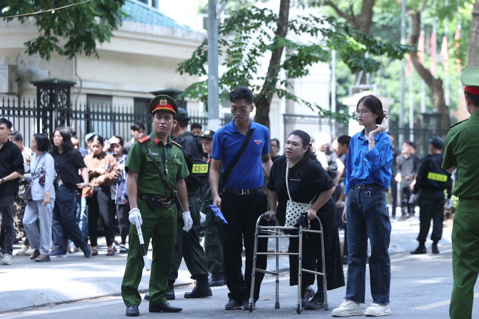 Mặc d&ugrave; dưới trời H&agrave; Nội nắng n&oacute;ng, thanh ni&ecirc;n, t&igrave;nh nguyện vi&ecirc;n Thủ đ&ocirc; vẫn b&aacute;m điểm, hỗ trợ lực lượng chức năng v&agrave; phục vụ nh&acirc;n d&acirc;n v&agrave;o viếng Tổng B&iacute; thư Nguyễn Ph&uacute; Trọng.