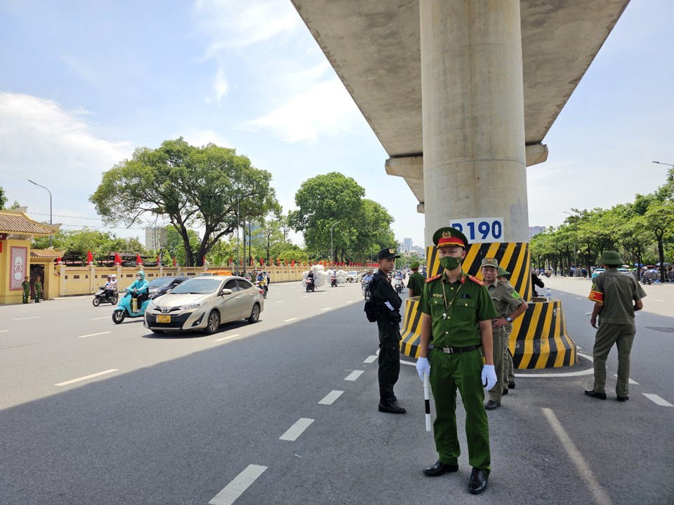 Các lực lượng chức năng sẵn sàng công tác đảm bảo an toàn giao thông, an ninh quanh khu vực Nghĩa trang Mai Dịch. Ảnh: Quân Thủy.