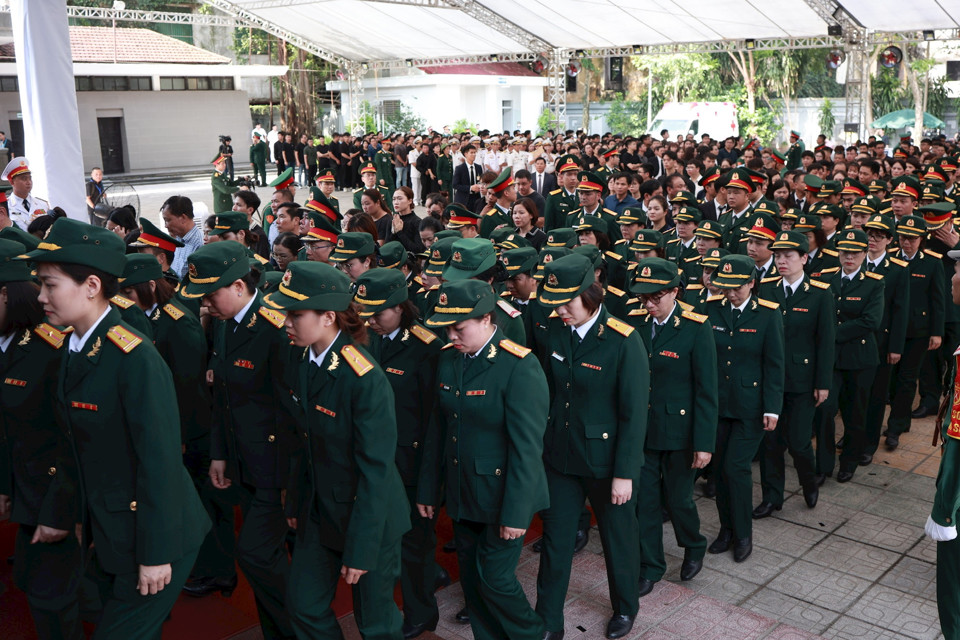 Đo&agrave;n c&aacute;n bộ, y b&aacute;c sĩ, nh&acirc;n vi&ecirc;n Bệnh viện Trung ương Qu&acirc;n đội 108 viếng Tổng B&iacute; thư Nguyễn Ph&uacute; Trọng. Ảnh: Viết Th&agrave;nh/HNM