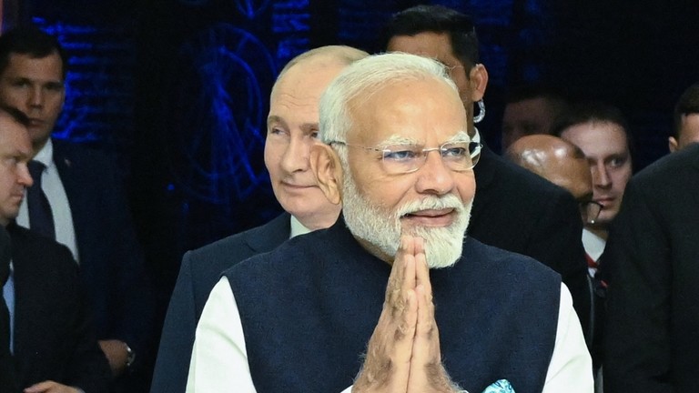 Thủ tướng Ấn Độ Narendra Modi v&agrave; Tổng thống Nga Vladimir Putin tham quan gian h&agrave;ng Atom tại Trung t&acirc;m triển l&atilde;m to&agrave;n Nga (VDNH) ở Moscow v&agrave;o ng&agrave;y 9/7/2024. Ảnh: RT