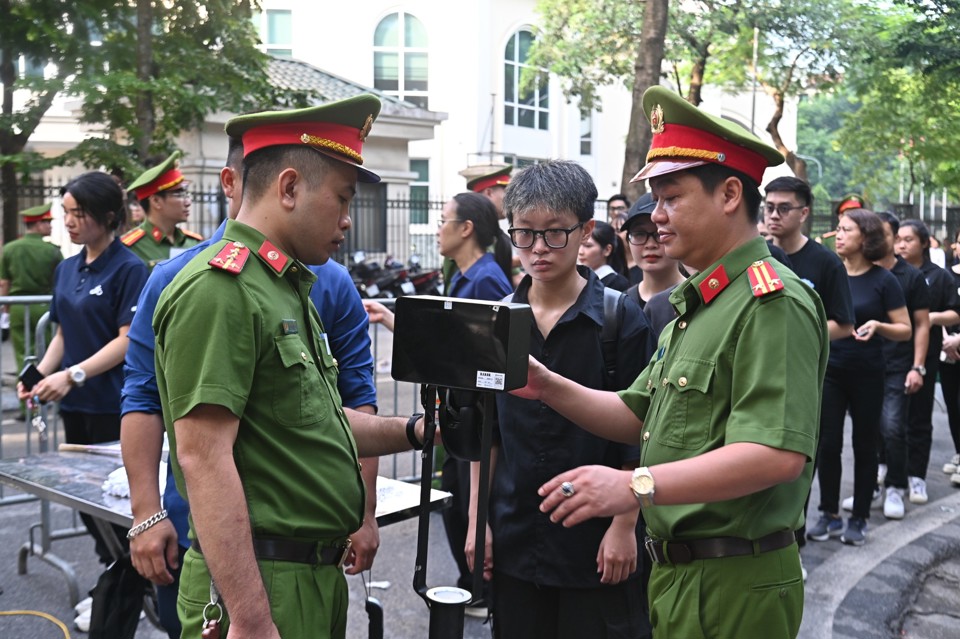 Người d&acirc;n mang Thẻ Căn cước, Căn cước c&ocirc;ng d&acirc;n gắn chip hoặc điện thoại c&oacute; c&agrave;i đặt&nbsp;VNeID&nbsp;k&iacute;ch hoạt mức độ 2 để qu&eacute;t m&atilde; QR.