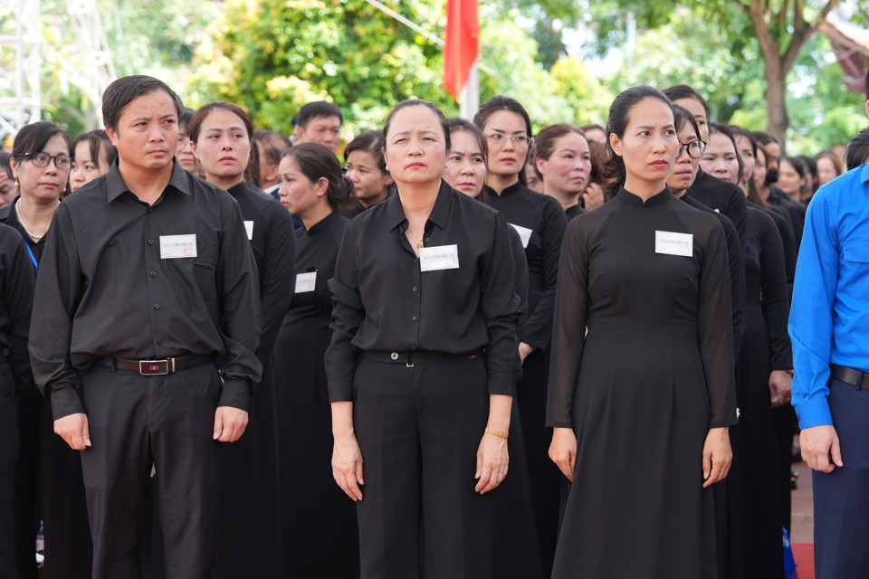 Lễ truy điệu tại th&ocirc;n Lại Đ&agrave;, huyện Đ&ocirc;ng Anh. Ảnh: Văn Trọng