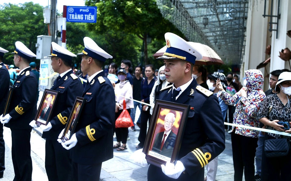 Hải qu&acirc;n cầm ảnh Tổng B&iacute; thư Nguyễn Ph&uacute; Trọng trước Nh&agrave; h&aacute;t Lớn H&agrave; Nội.&nbsp;Ảnh: Ngọc T&uacute;